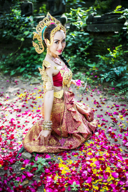 传统泰国服装和花瓣图片下载