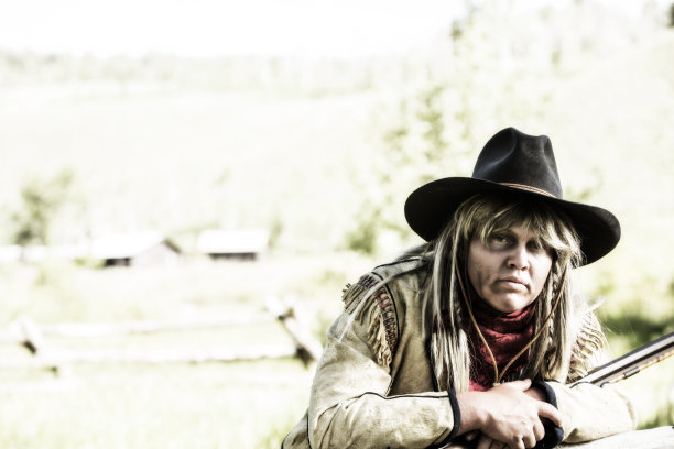 19世纪穿着山装的人穿越落基山脉。图片下载