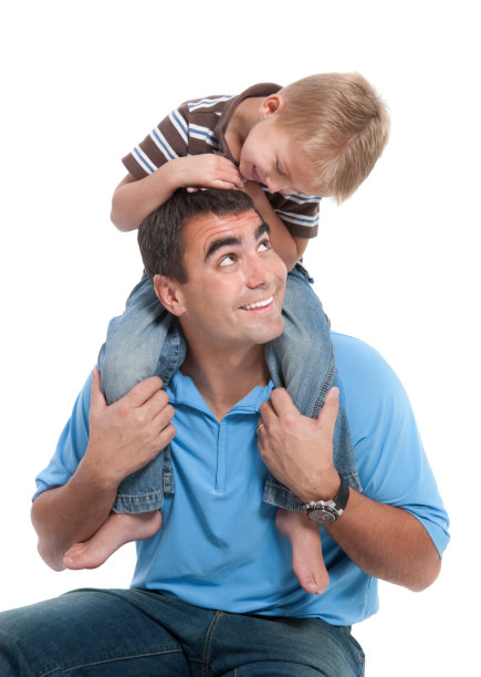 父亲抱着小儿子在肩上孤立的白色背景图片下载