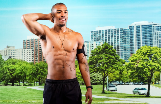 肌肉发达的运动员站在公园里图片下载