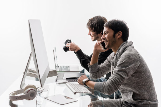 两个年轻人在办公室工作图片下载