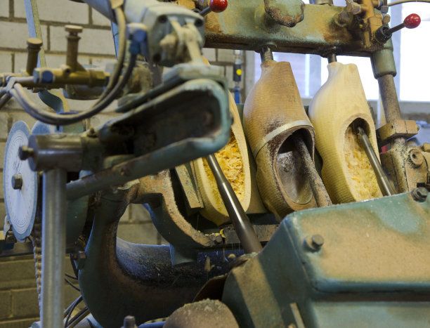 制作木鞋图片下载