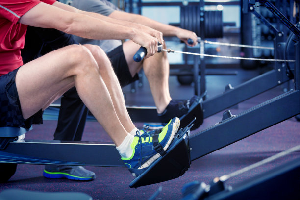 健康生活方式男人在健身俱乐部的锻炼和训练图片下载