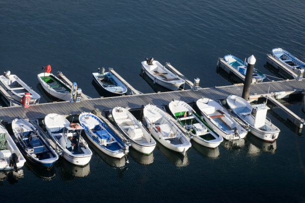 钓鱼和休闲船系泊图片下载