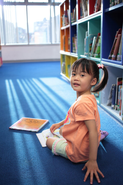 亚洲女孩在图书馆看书图片下载