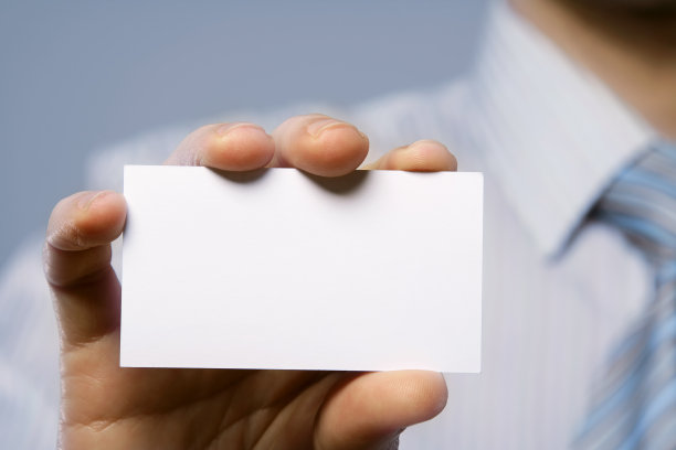 手里拿着一张空白的名片图片下载