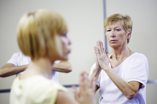 成年人做普拉提练习图片下载