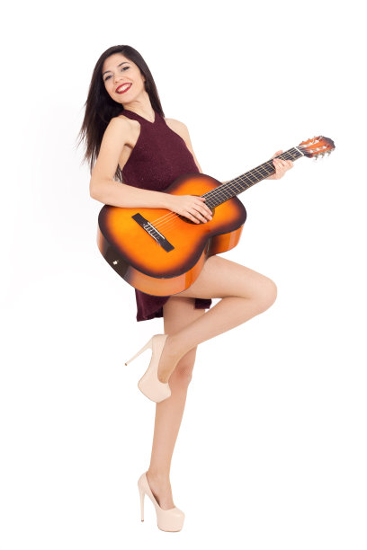 年轻女子弹吉他图片下载
