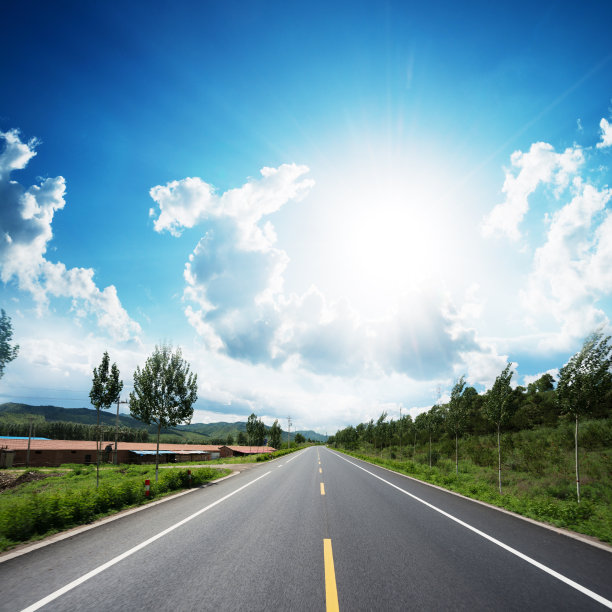 乡村道路和蓝天图片下载