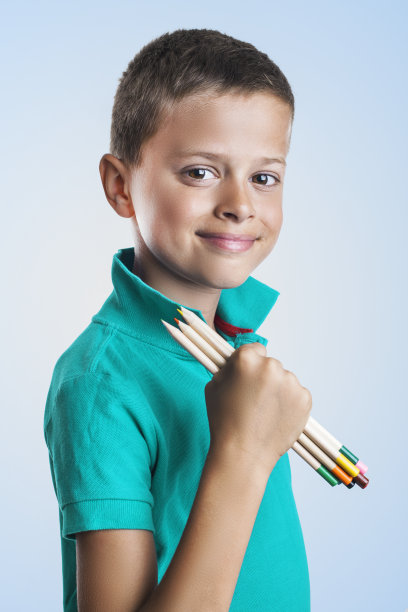 男孩用铅笔图片下载