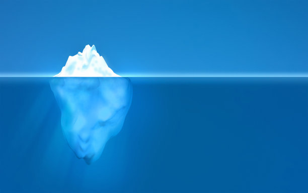 冰山漂浮在透明的水中，显示水下部分，复制空间图片下载