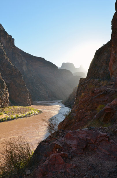 大峡谷日出内峡谷沿光明天使步道垂直图片下载