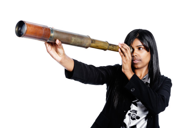 我的未来会带来什么?年轻的女人在看望远镜图片下载