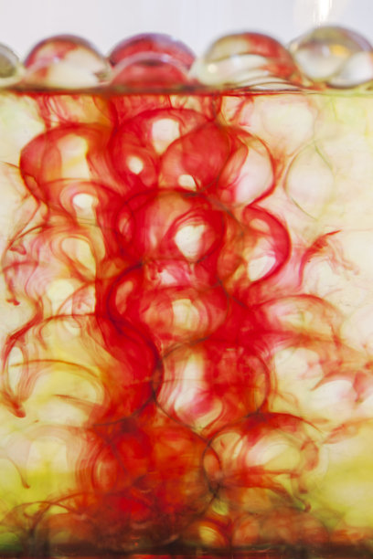 瓶中红色降色，配圆形水珠。图片下载