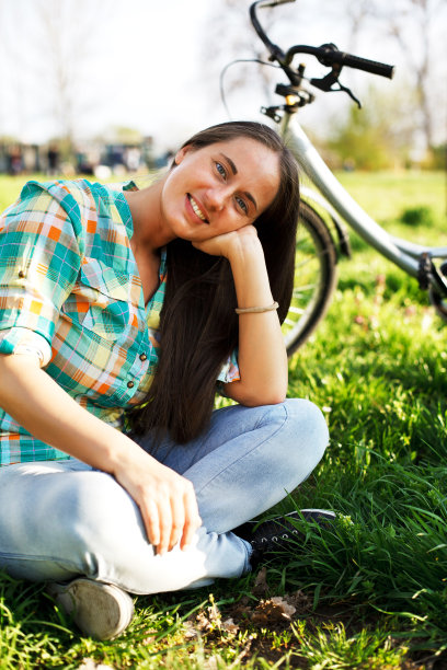 在公园里休息的快乐女人。图片下载