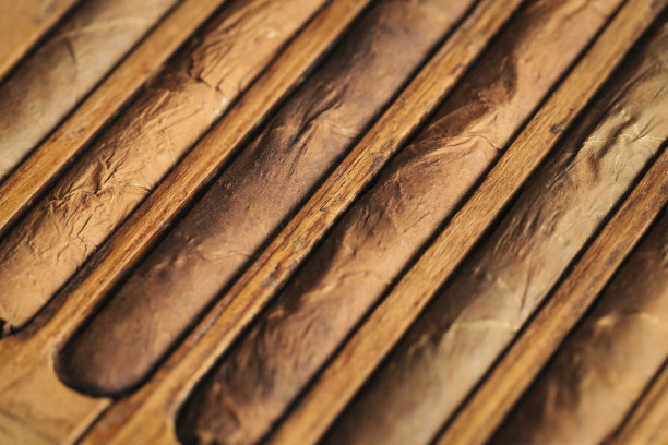 手卷古巴雪茄烘干图片下载