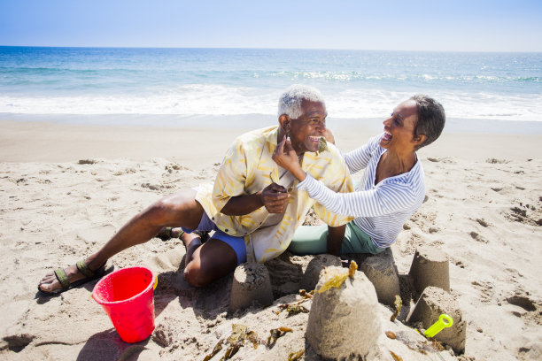 建造沙堡的非裔美国老年夫妇图片下载