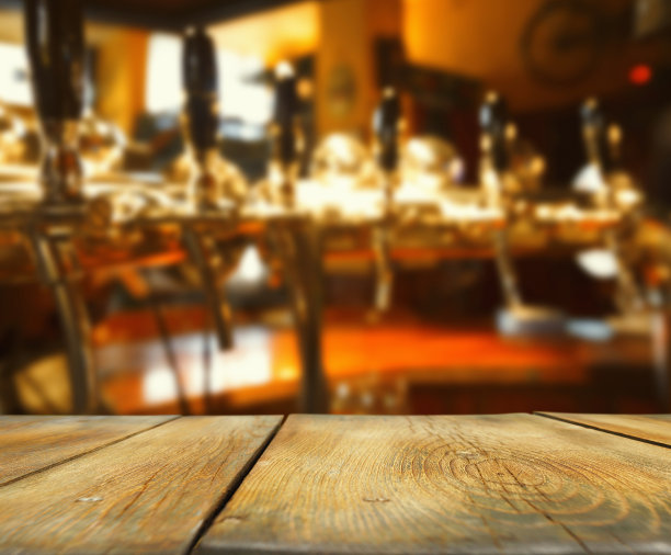 在酒吧的木制柜台啤酒龙头背景复古酒吧图片下载