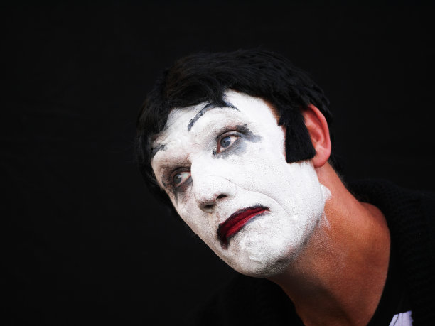 在黑色的背景下，一张悲伤的脸的哑剧艺术家图片下载