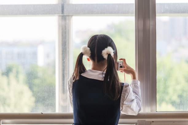 带着相机的少女图片下载