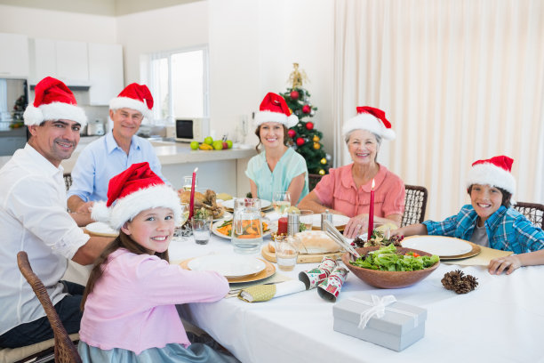 一家六口坐在餐桌前图片下载