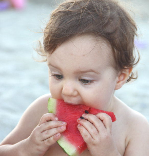 小女孩吃西瓜图片下载