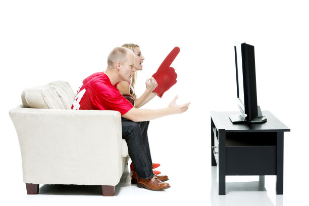 一对看美式足球比赛的夫妇图片下载