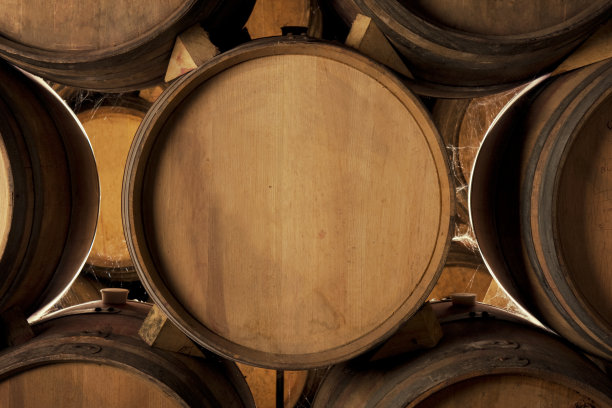 酒窖里的橡木桶图片下载