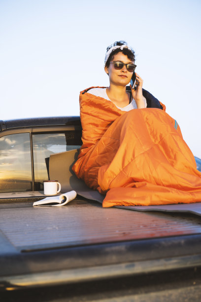 露营者坐在小卡车的后面图片下载