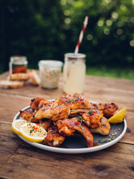 后院的桌子上有一盘辣鸡翅图片下载