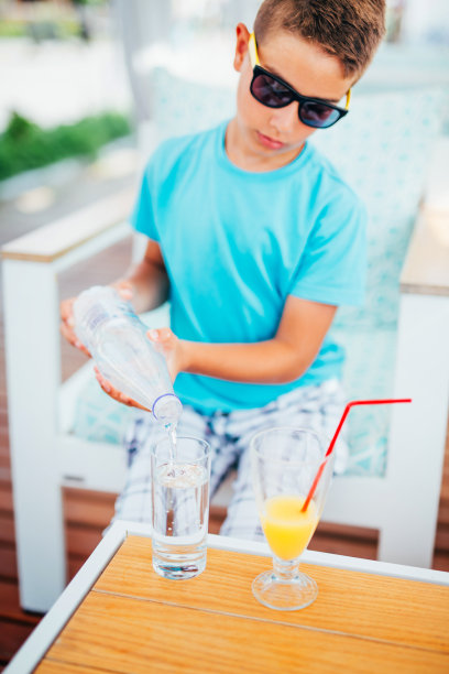 瓶子里的水图片下载