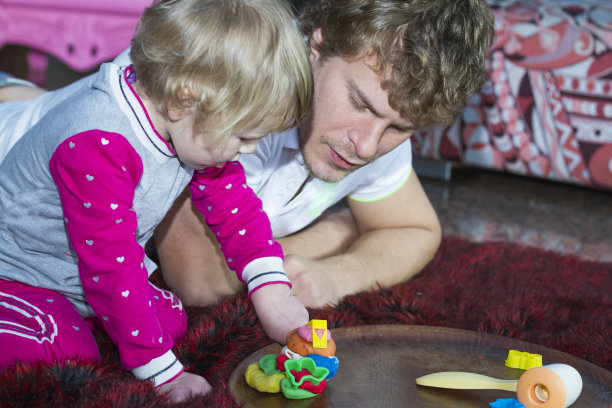 爸爸和女儿在一起玩图片下载