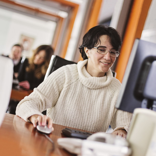 坐在办公室办公桌前的女商人图片下载