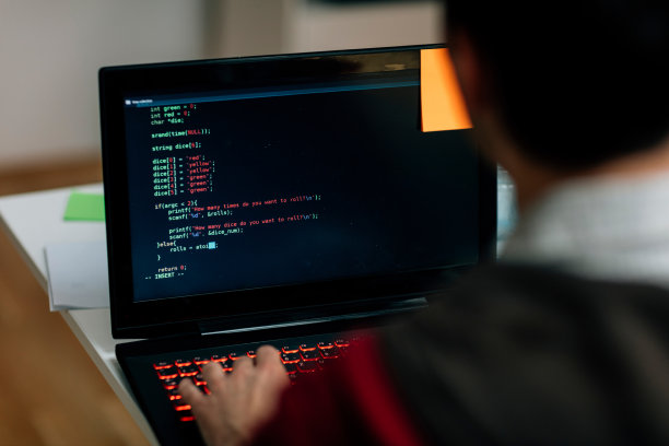 年轻的开发人员在他的办公室工作。图片下载