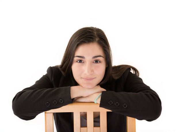 年轻自信的女商人穿着西装看着镜头图片下载