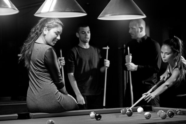 一群朋友在当地的台球厅图片下载