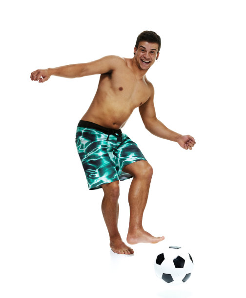 快活的赤膊男子玩足球图片下载
