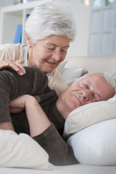 两名老人在床上图片下载