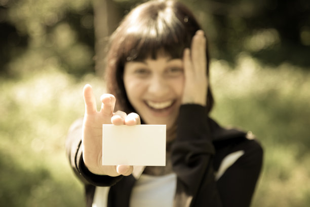 有空白卡片的年轻女孩图片下载
