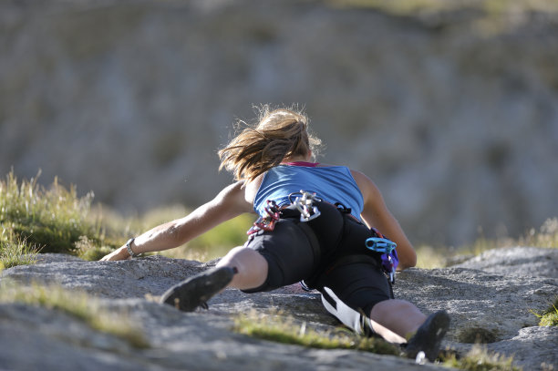 年轻迷人的女人在攀登阿尔卑斯山图片下载