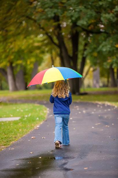 公园里带伞的女孩的后视图图片下载