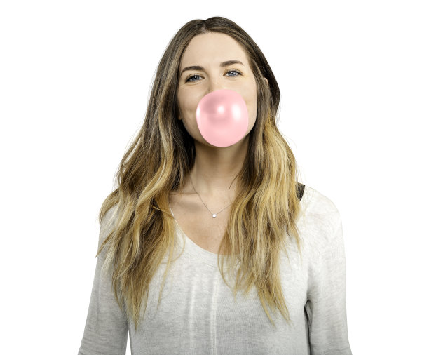 吹着粉色泡泡的漂亮女人图片下载