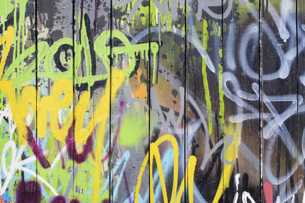 木栅栏上涂鸦/涂鸦的高分辨率照片图片下载