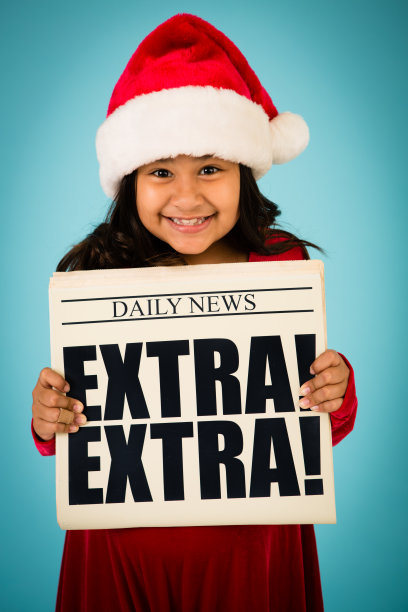 圣诞老人的小帮手，开心/兴奋的脸，举着报纸图片下载