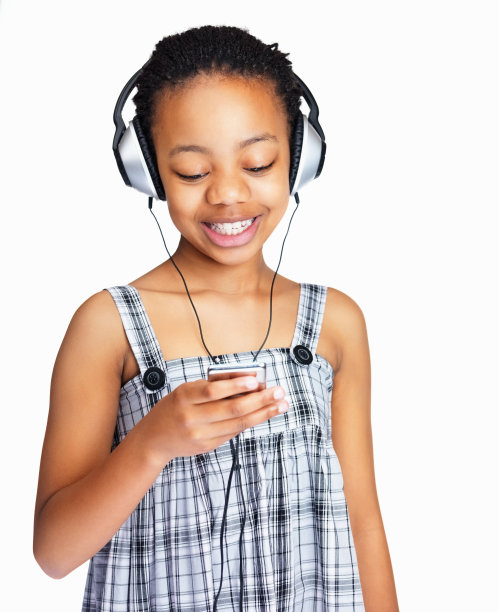 一个戴着耳机和MP3的黑人小女孩图片下载
