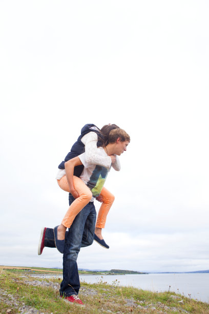 青少年在户外玩耍图片下载