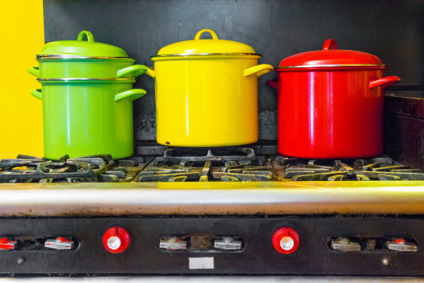 旧炉子和三个彩锅图片下载