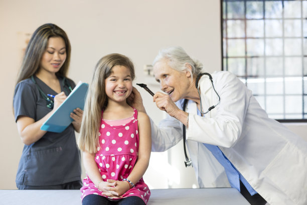西班牙女孩的儿科医生拜访，耳朵图片下载