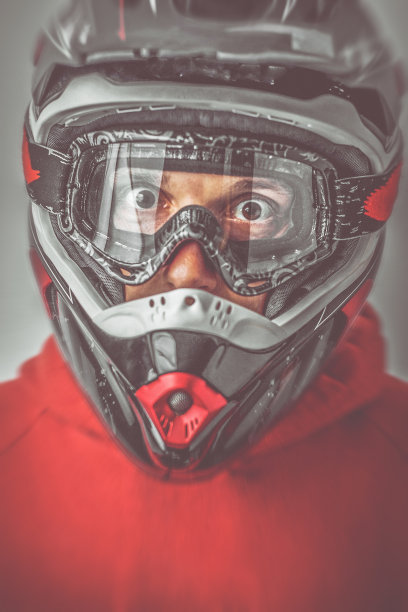 害怕摩托车越野赛摩托车骑手与头盔图片下载