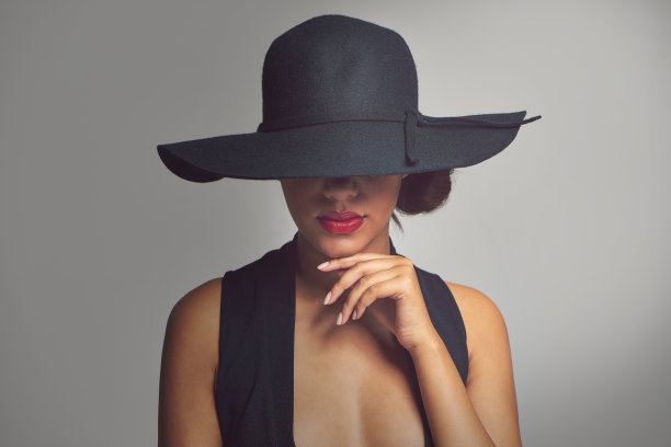 带着一丝神秘的美图片下载